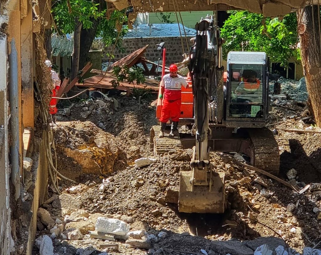 چرا بالگرد رئیس جمهور در باغ گردو فرود آمد؟ | بگویید همین جا فرود بیایند ... | عکس های این فرد ضد شایعه است