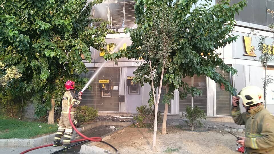 ببینید | آتش سوزی در نمایشگاه مبلی در تهران | تدبیر ستاد فرماندهی برای امداد رسانی به موقع | دلیل حادثه چیست؟