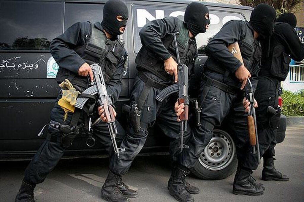 تصاویر | گروگانگیری در آجودانیه تهران | درگیری مسلحانه بین پلیس و متهمان | آثار شلیک فرد گروگانگیر را ببینید