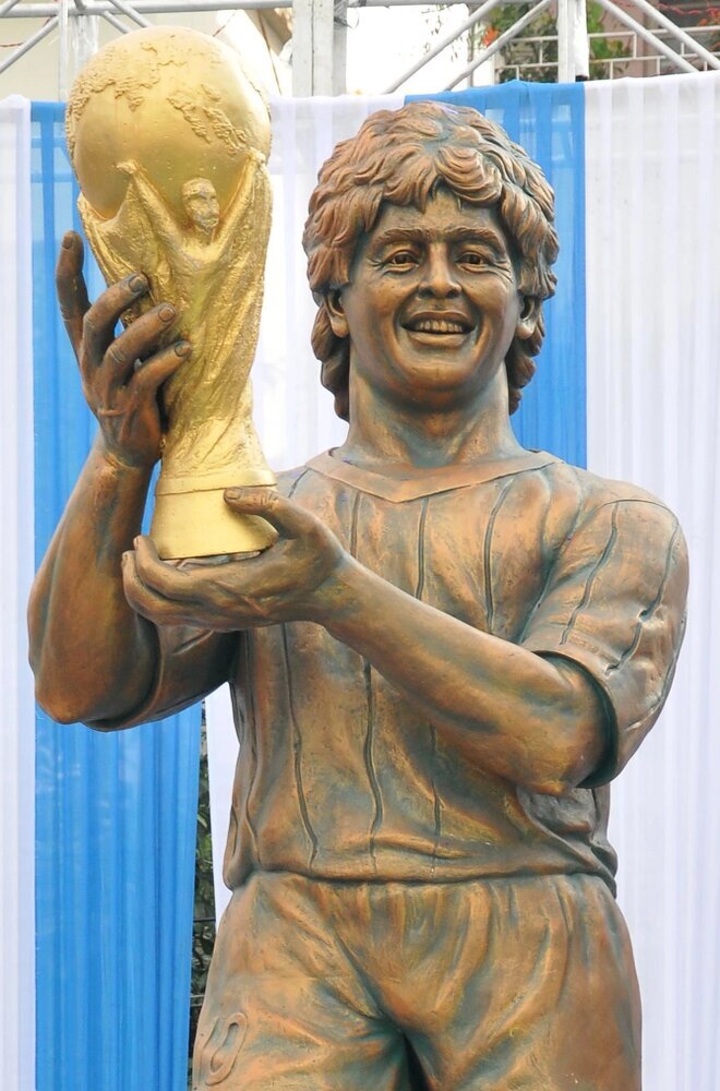 عکس | جنجال رونمایی از مجسمه «افتضاح» مارادونا | دیگو در نقش «بروسلی» و «استالونه»!