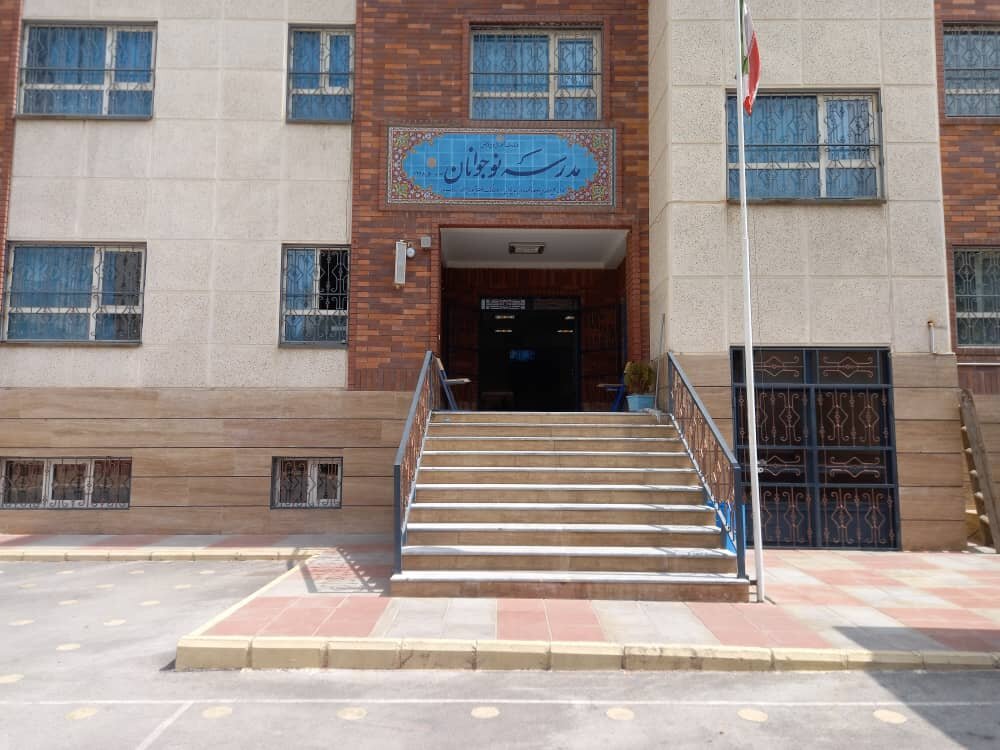 این مدرسه را ۲۵۰ دانشآموز ساختند | متفاوتترین مدرسه کشور را بشناسید