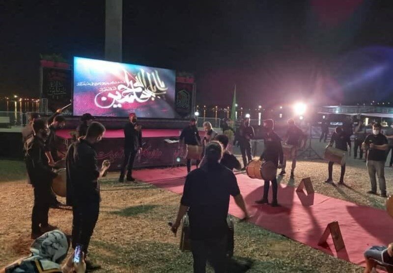 سوگواری حسینی در کنار مقبره الشهدا دریاچه خلیج فارس