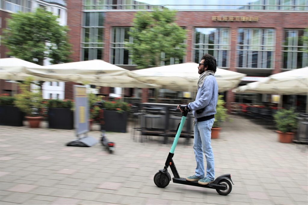 قوانین موتورسواری در کشورهای مختلف چگونه است؟ | از آزمون چند مرحلهای در انگلیس تا چهار کلاس مختلف گواهینامه در اسپانیا