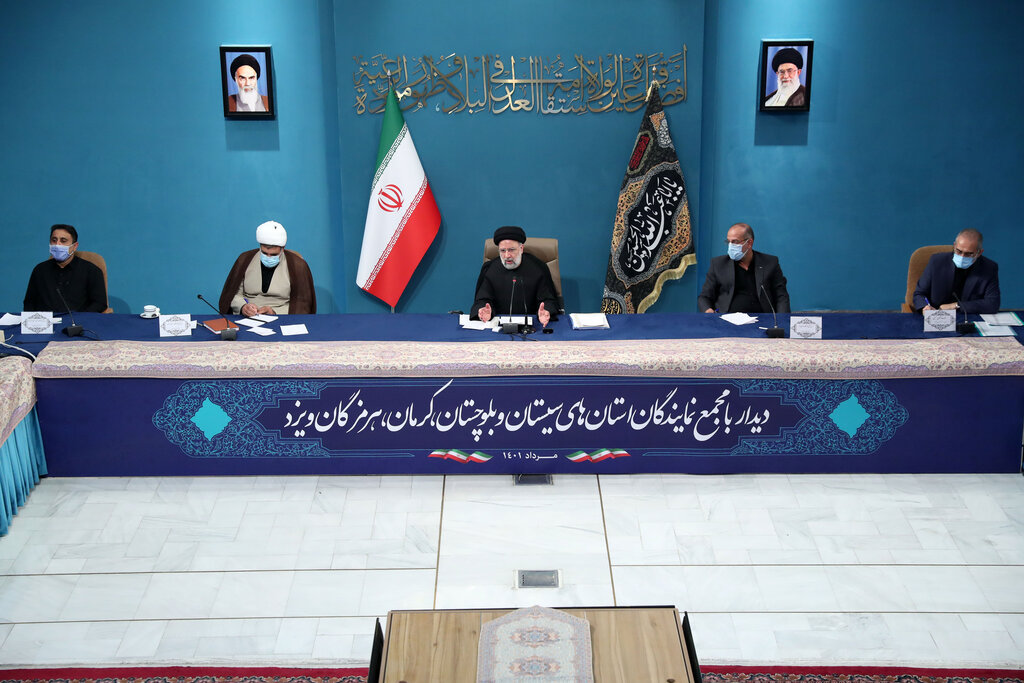 بنزین، نان و دارو گران نمیشود | افزایش حقوق کارکنان دولت چه می شود؟ | پول پاشی بین مردم چاره کار نیست