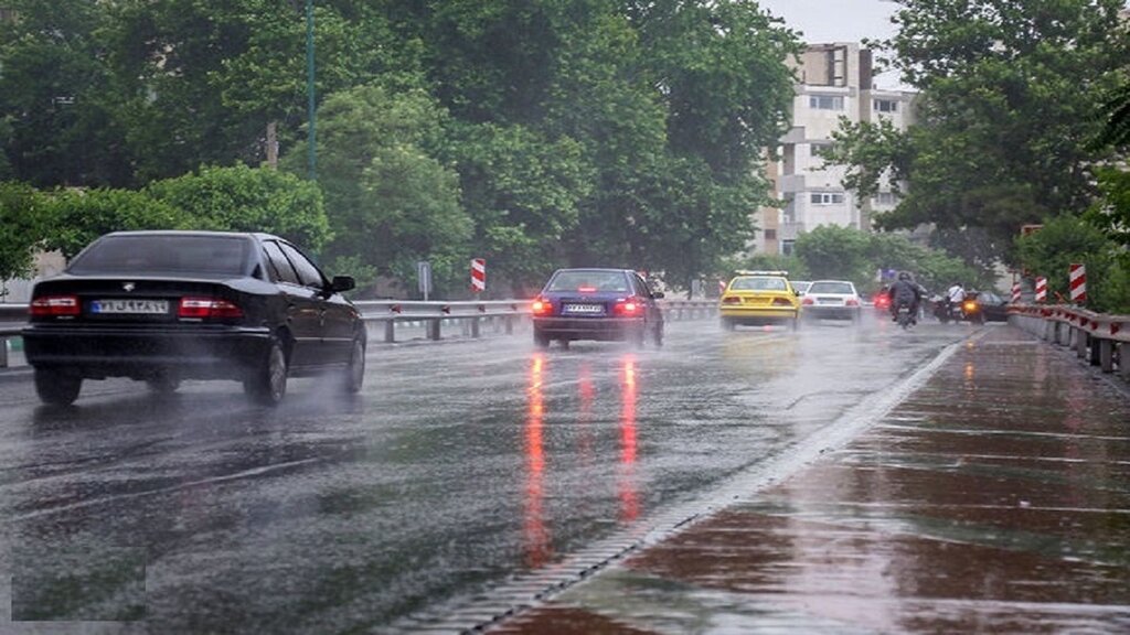 بارش سنگین باران در جاده‌های ۳ استان شمالی | جاده امامزاده داوود همچنان مسدود است