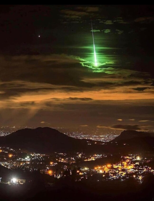 تصویری از یک اتفاق نادر | سقوط یک شهاب سنگ سبز