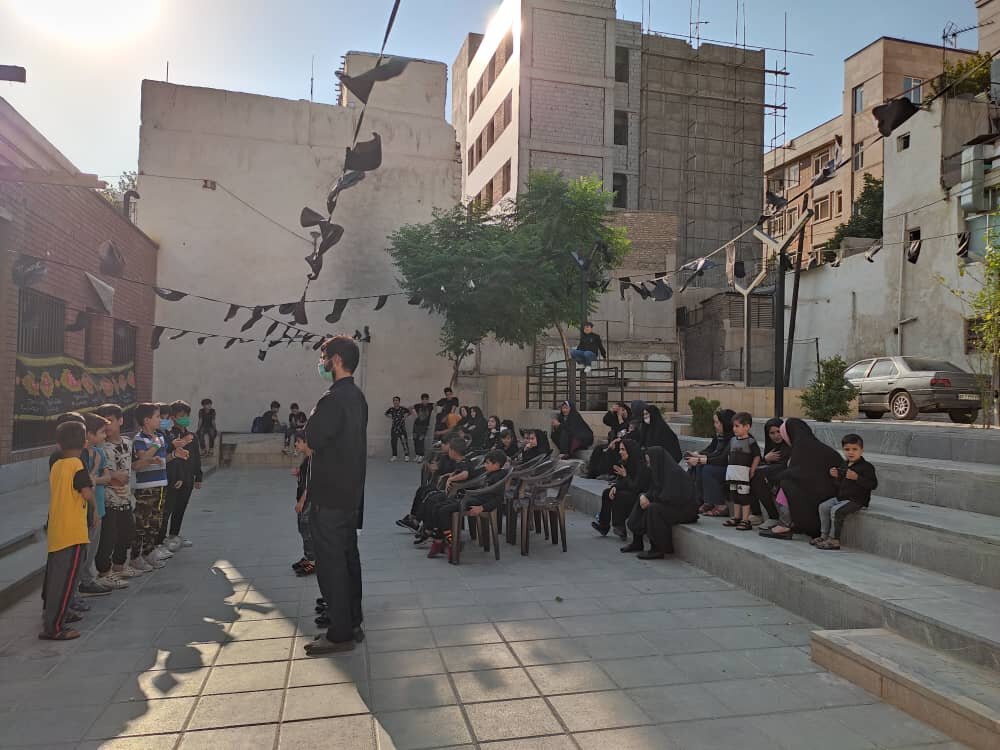 نذری با تتمه گل‌فروشی در خیابان‌های شهر | هیئت متفاوت تهران را بیشتر بشناسید