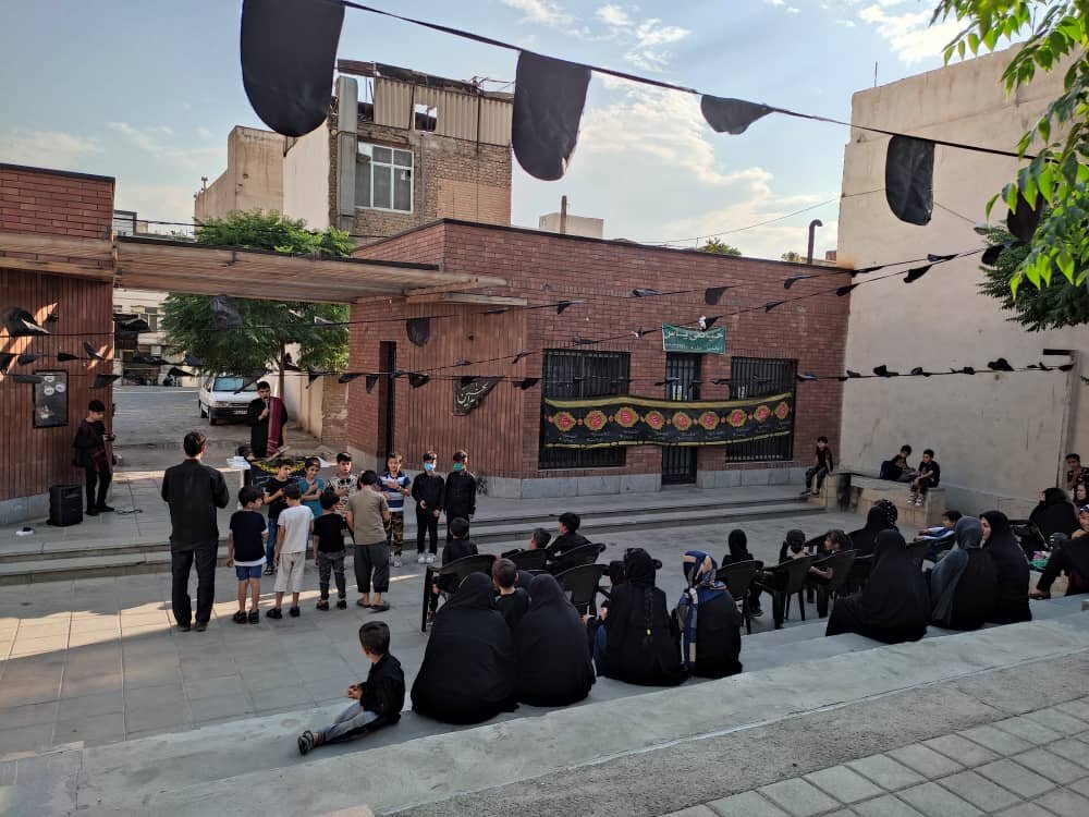 نذری با تتمه گلفروشی در خیابانهای شهر | هیئت متفاوت تهران را بیشتر بشناسید