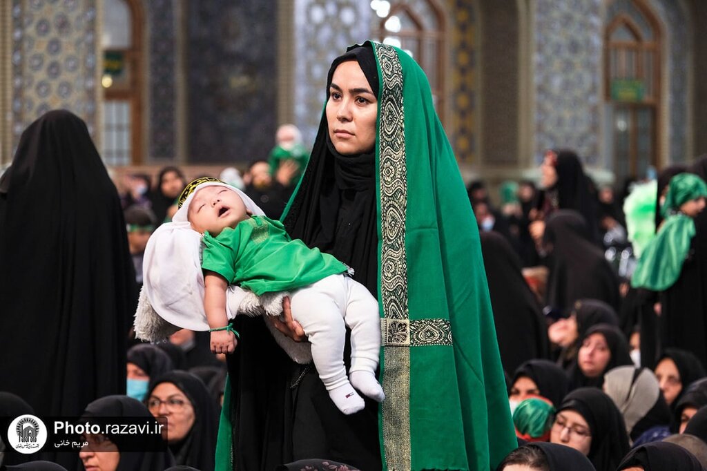 تصاویر عزاداری مادرانه برای نوزاد کربلا | همخوانی مادران در عزای حضرت علی اصغر (ع) در حرم امام رضا (ع) را ببینید