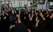 تصاویر | عزاداری ایستاده زنان بوشهری؛ پرشور و خاص | زنانی که عزای کودکان و جوانان کربلا را همنوا با زنان داغ دیده کربلا فریاد می زنند