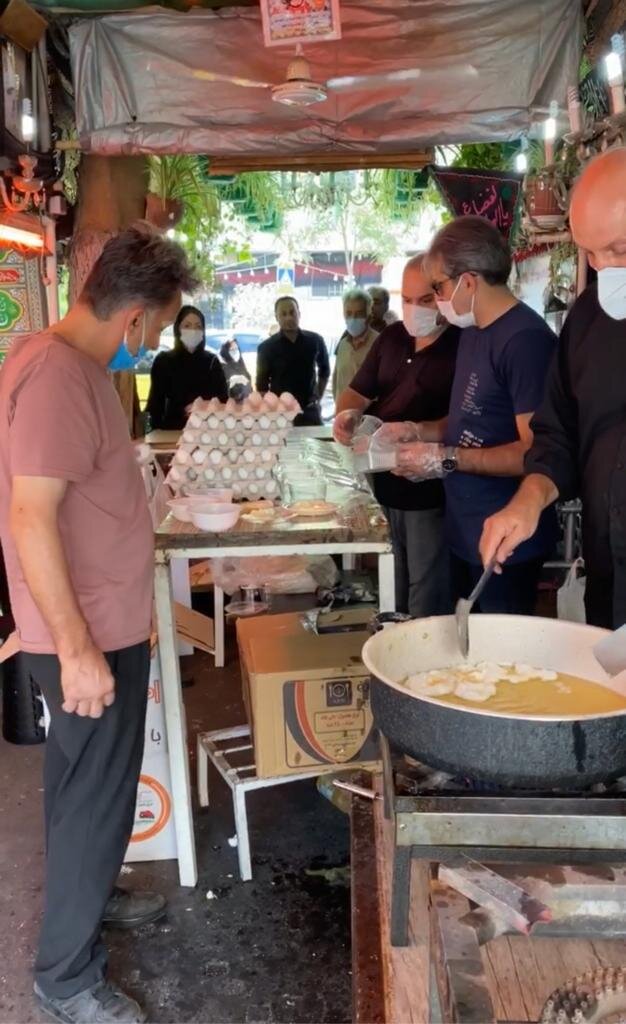 پذیرایی متفاوت از عزاداران حسینی | بفرمایید چای آلبالو و نیمرو