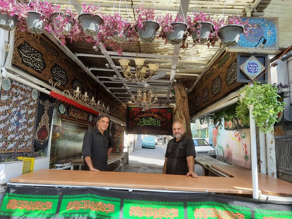 پذیرایی متفاوت از عزاداران حسینی | بفرمایید چای آلبالو و نیمرو