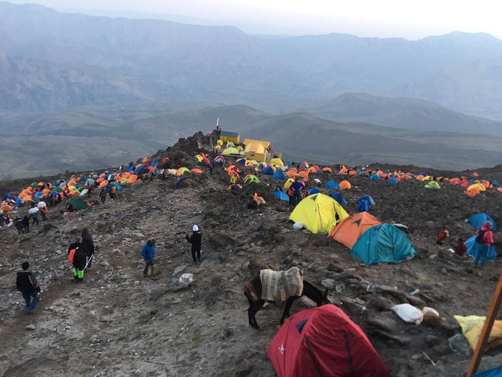 عکس | حادثه تلخ با سقوط سنگ بزرگ روی چادر کوهنوردان | هشدار فدراسیون بعد از کشته شدن یک نفر