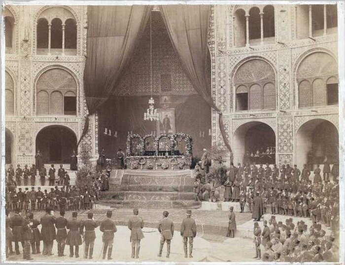 تعزیهخوانهای تکیه دولت ناصرالدینشاه چقد دستمزد میگرفتند؟ | ماجرای جالب تکیه محبوب مردم که بانک شد | تصویر تابوت ناصرالدینشاه بر  ایوان ویژه