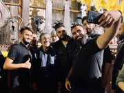 عکس‌های یادگاری متفاوت با احمدی‌ نژاد در شب تاسوعای حسینی!