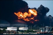 تصاویری هولناک از برخورد صاعقه به بزرگترین مخازن سوخت در کوبا | وزیر نفت هم مصدوم شد!