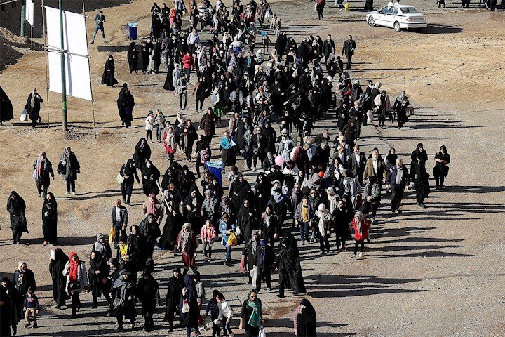 شکوه سوگ عاشورایی در قبله تهران | نماز ظهر عاشورا با حضور ۵٠ هیئت در بیبی شهربانو