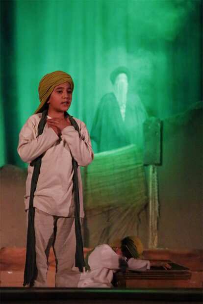 قاب دیدنی نمایش «خورشید کاروان» | بابا، اون روز که عمو عباس رفت آب بیاره، چرا نیومد؟