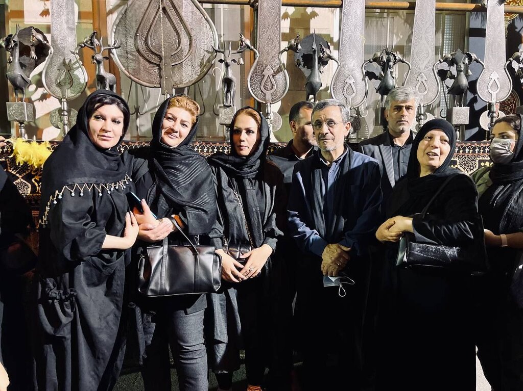 عکس‌های یادگاری متفاوت با احمدی‌ نژاد در شب تاسوعای حسینی!