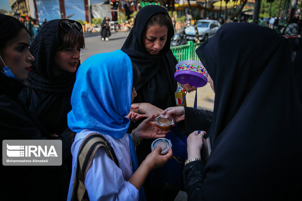 تصاویر | خاصترین حلوای جهان را اینجا بچش ؛ یک خیابان تماشا و عزا | حلواییترین خیابان ایران در تاسوعا را ببینید