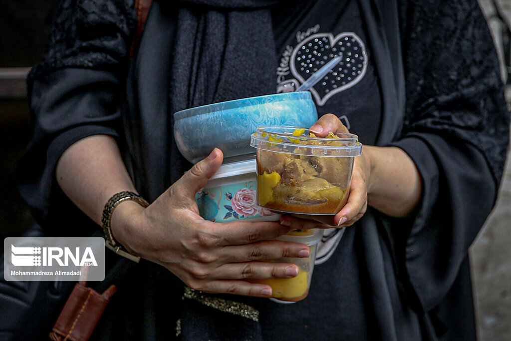 تصاویر | خاصترین حلوای جهان را اینجا بچش ؛ یک خیابان تماشا و عزا | حلواییترین خیابان ایران در تاسوعا را ببینید