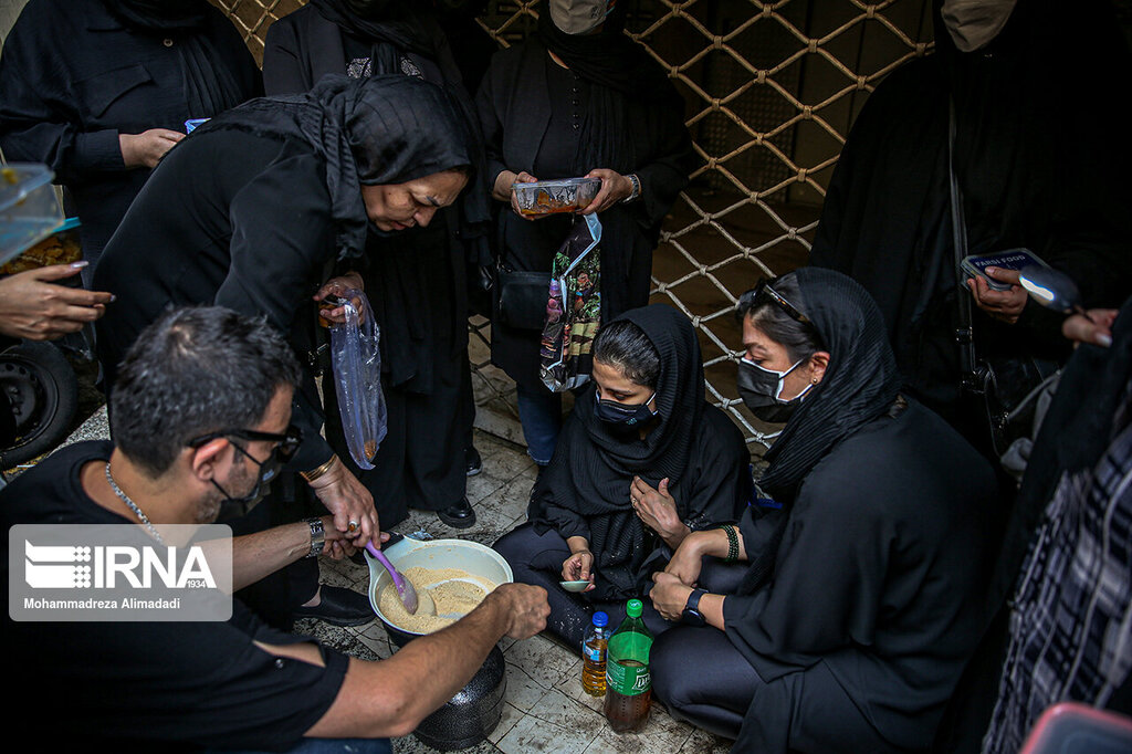 تصاویر | خاصترین حلوای جهان را اینجا بچش ؛ یک خیابان تماشا و عزا | حلواییترین خیابان ایران در تاسوعا را ببینید