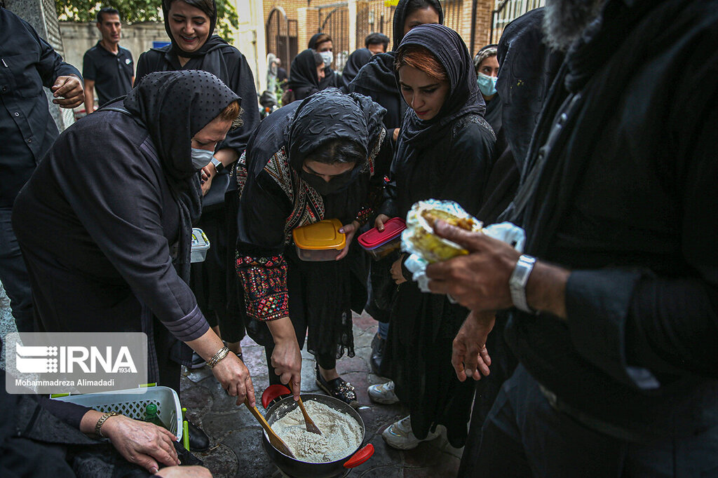تصاویر | خاصترین حلوای جهان را اینجا بچش ؛ یک خیابان تماشا و عزا | حلواییترین خیابان ایران در تاسوعا را ببینید
