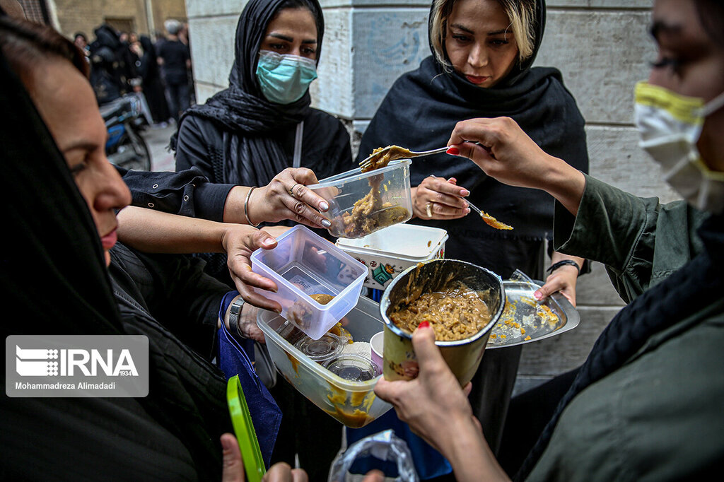 تصاویر | خاصترین حلوای جهان را اینجا بچش ؛ یک خیابان تماشا و عزا | حلواییترین خیابان ایران در تاسوعا را ببینید