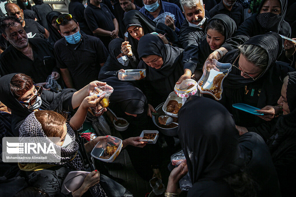 تصاویر | خاص‌ترین حلوای جهان را اینجا بچش ؛ یک خیابان تماشا و عزا | حلوایی‌ترین خیابان ایران در تاسوعا را ببینید