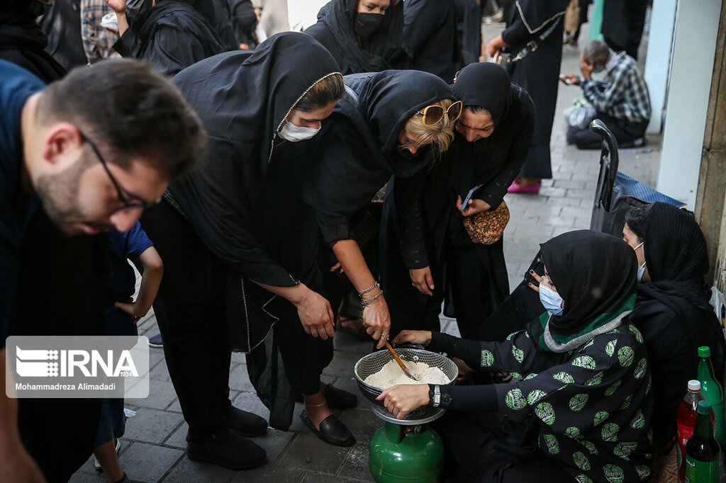 تصاویر | خاصترین حلوای جهان را اینجا بچش ؛ یک خیابان تماشا و عزا | حلواییترین خیابان ایران در تاسوعا را ببینید