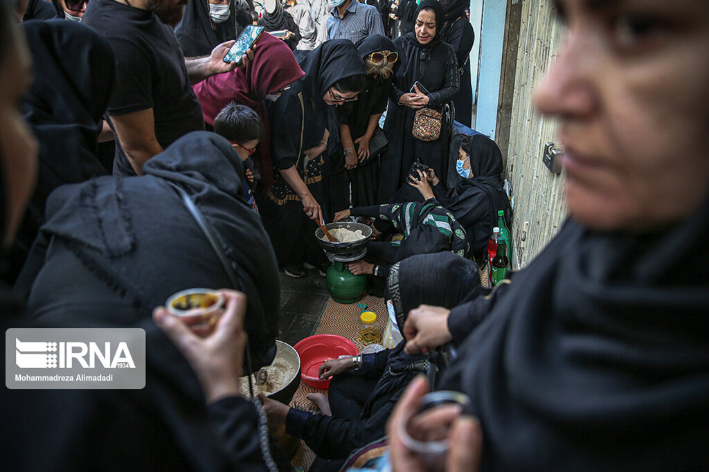 تصاویر | خاصترین حلوای جهان را اینجا بچش ؛ یک خیابان تماشا و عزا | حلواییترین خیابان ایران در تاسوعا را ببینید