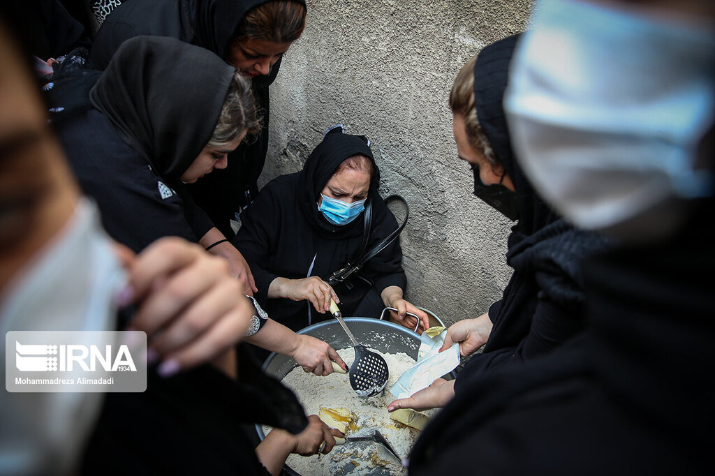 تصاویر | خاصترین حلوای جهان را اینجا بچش ؛ یک خیابان تماشا و عزا | حلواییترین خیابان ایران در تاسوعا را ببینید