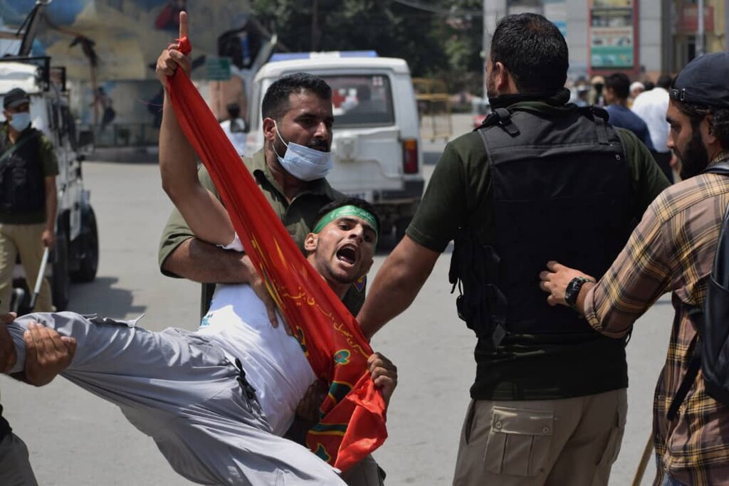 تصاویر حمله پلیس به عزاداران شیعه در کشمیر