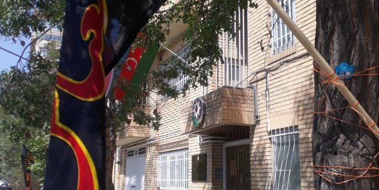 نصب پرچم حسینی مقابل کنسولگری آذربایجان در تبریز