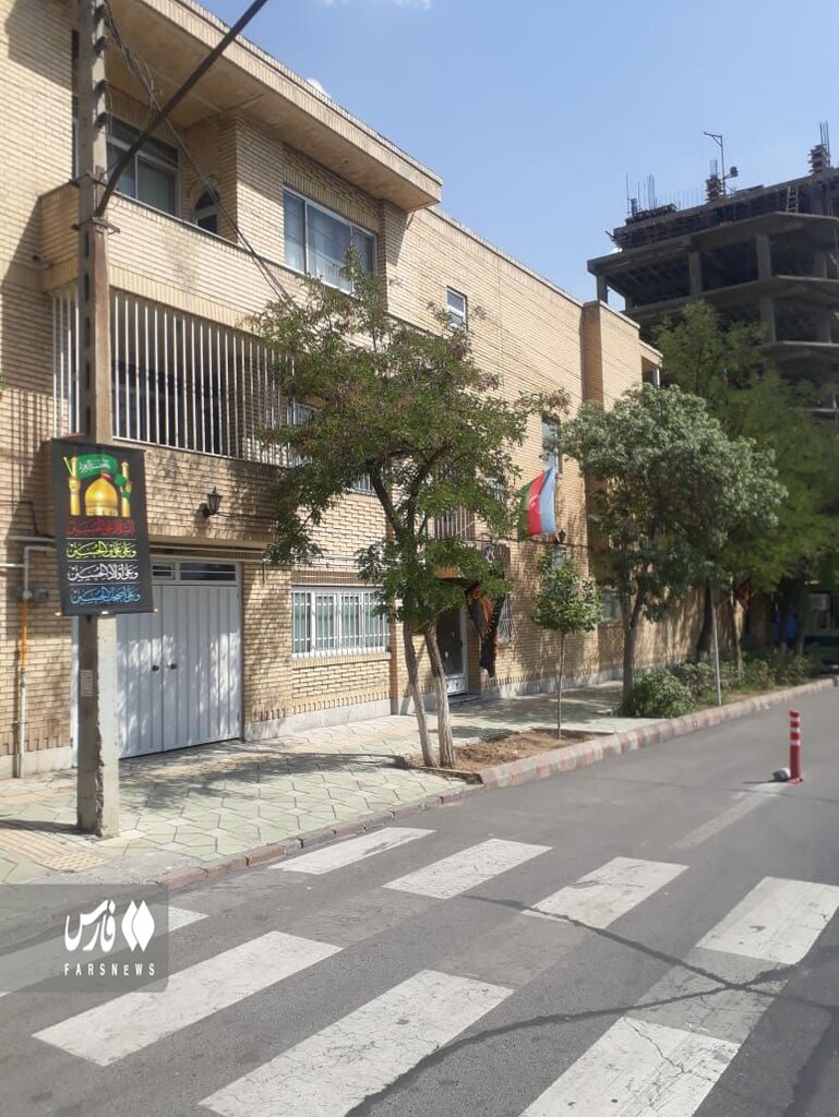 تصاویر نصب پرچمهای حسینی مقابل کنسولگری آذربایجان در تبریز