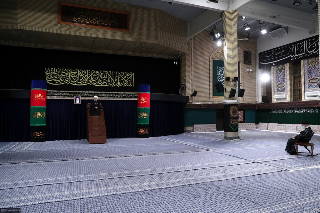 تصاویر مراسم عزاداری شب عاشورای حسینی (ع) با حضور رهبر انقلاب