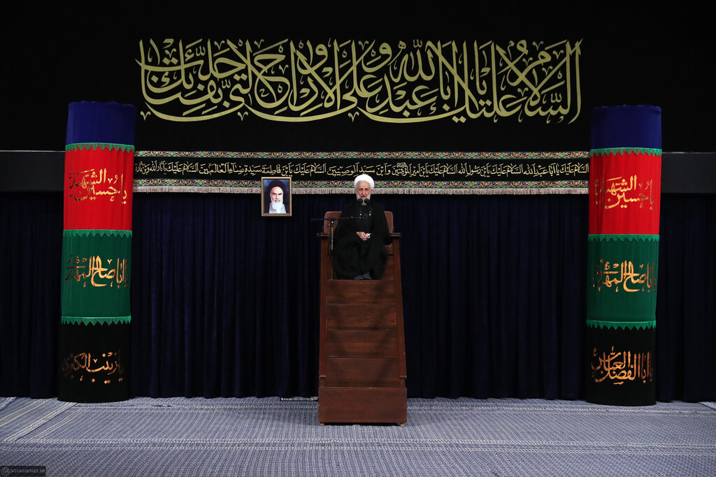 تصاویر مراسم عزاداری شب عاشورای حسینی (ع) با حضور رهبر انقلاب