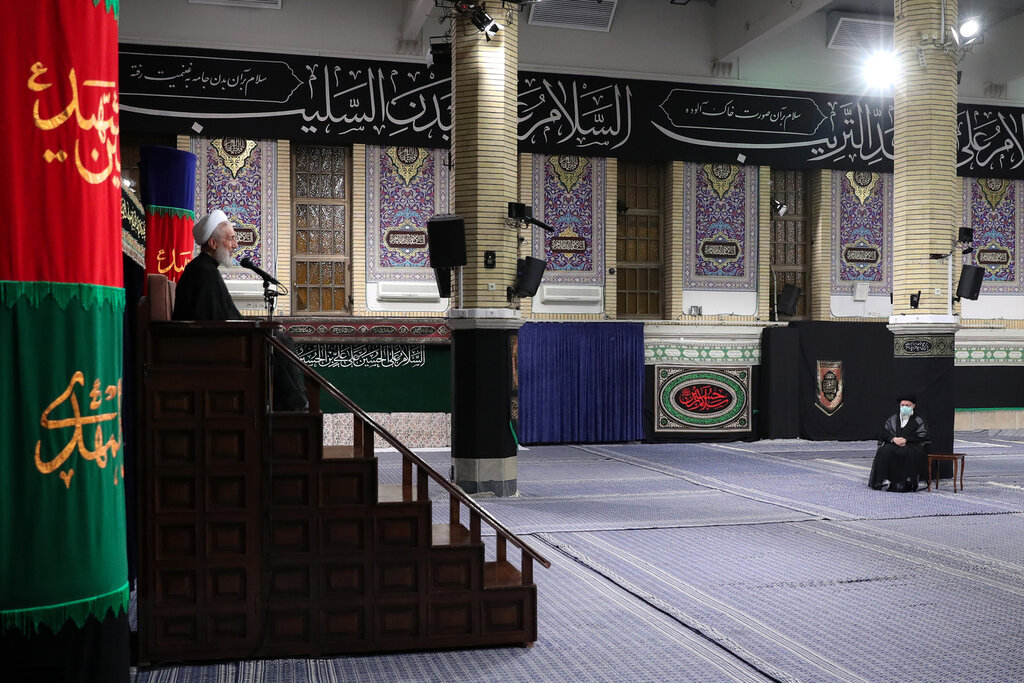 تصاویر مراسم عزاداری شب عاشورای حسینی (ع) با حضور رهبر انقلاب