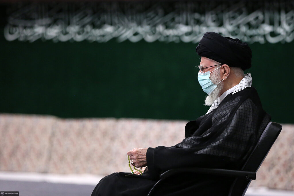 تصاویر مراسم عزاداری شب عاشورای حسینی (ع) با حضور رهبر انقلاب