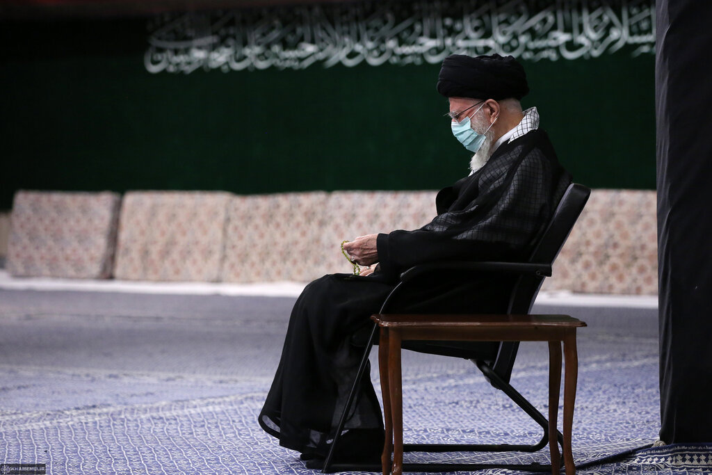 تصاویر مراسم عزاداری شب عاشورای حسینی (ع) با حضور رهبر انقلاب