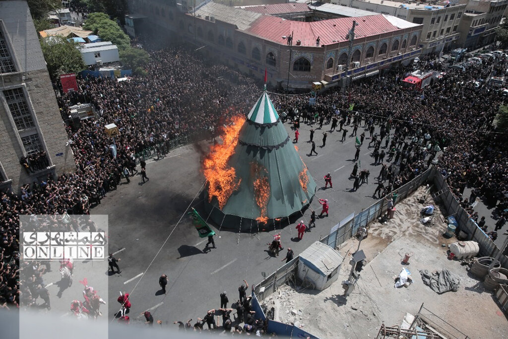 تصاویر | مراسم به آتش کشیده شدن خیمه‌ها در چهارراه گلوبندک تهران
