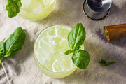 طرز تهیه موهیتو لیمو و ریحان در ۲ مرحله؛ نوشیدنی خنک و پرطرفدار کافه‌ها