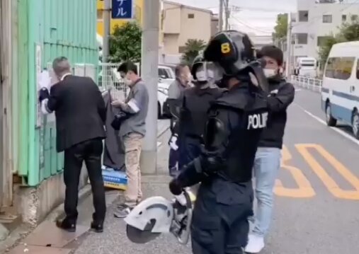 تست کرونا در میانه یورش پلیس!