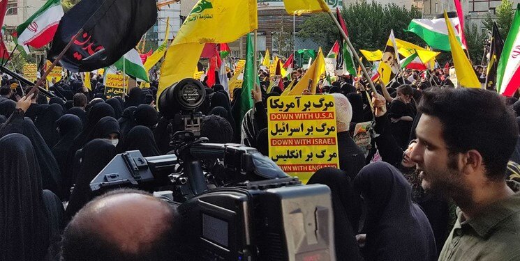 تصاویر، شعارها و پلاکاردهای مردم تهران در تجمع علیه جنایت‌های رژیم صهیونیستی