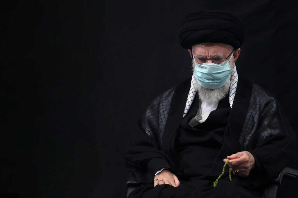 تصاویر مراسم عزاداری شب شهادت امام سجاد (ع) با حضور رهبر انقلاب