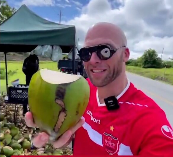 عکس | بلاگر معروف آمریکایی پرسپولیسی شد!