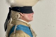 عکسی از بازیگر پرحاشیه هالیوود در نقش پادشاه فرانسه
