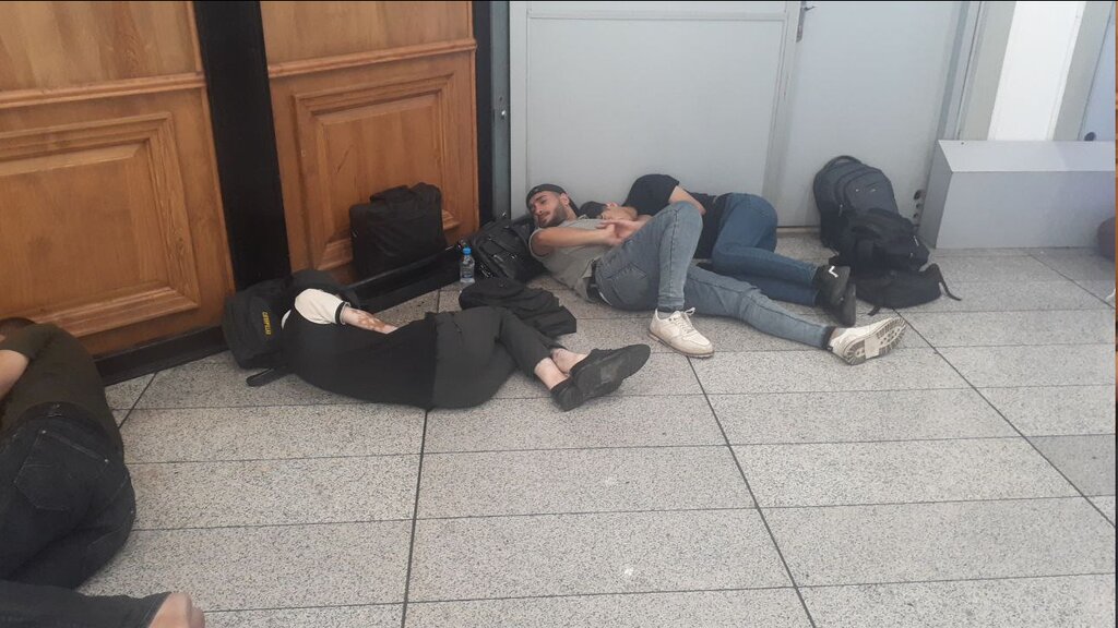 بلاتکلیفی ۱۲ ساعته زائران در فرودگاه امام | تصاویر خوابیدن مسافران کف سالن