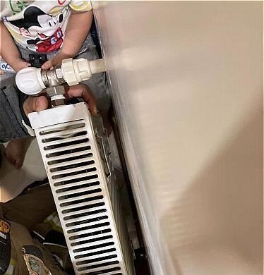 عکس | عملیات عجیب آتشنشانان تهرانی | پای کودک در شبکه رادیاتور گیر کرده بود!