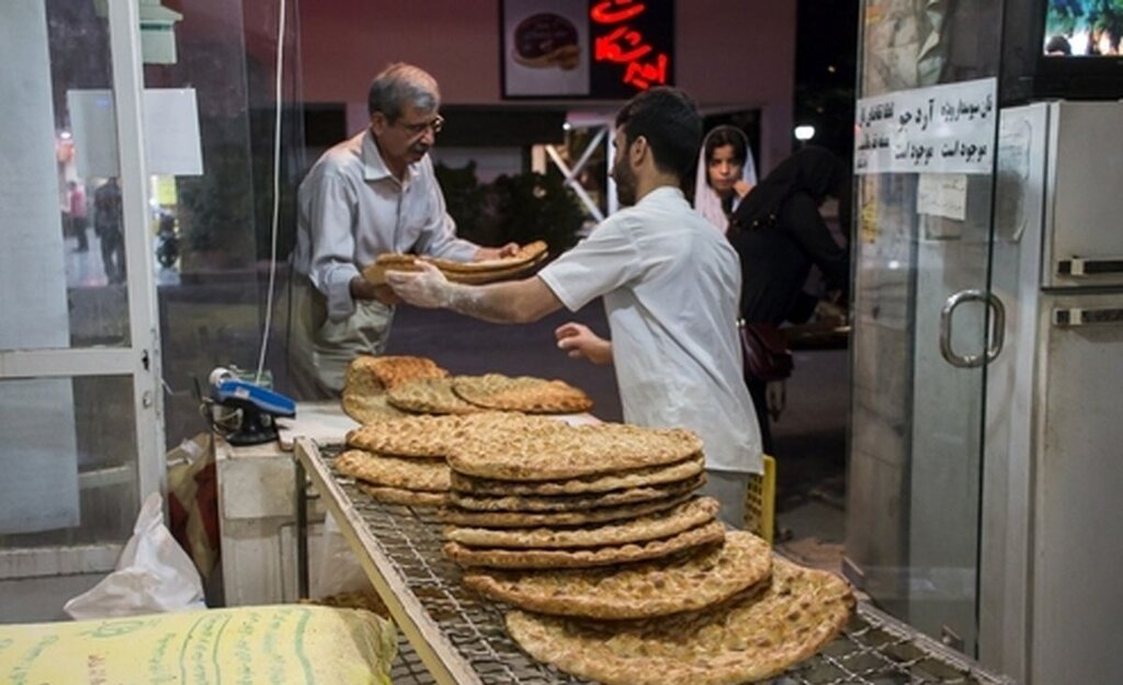 سیلوی تهران برای مقابله با قطحی ساخته شد |  ارتش پخت و توزیع نان را به دست گرفت 